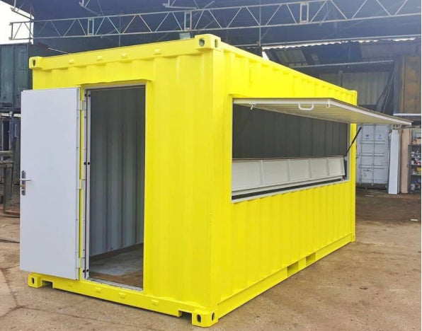 Contentor marítimo de 20 pés transformado em café/bar/snack-bar