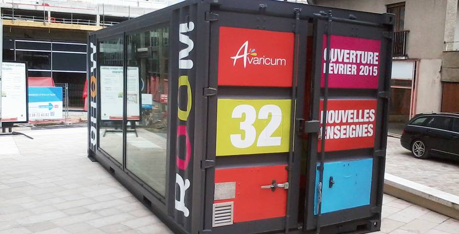 Contentor marítimo convertido em escritório de vendas temporário