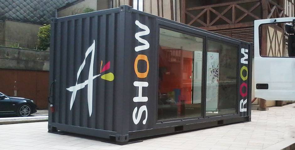 Contentor marítimo convertido em escritório de vendas temporário