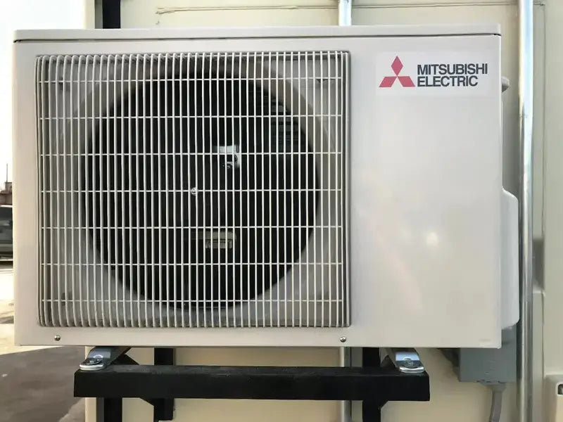 Contentor marítimo transformado em escritório de 6 metros