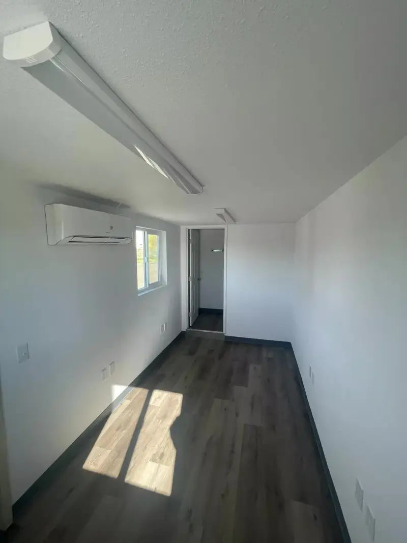 Contentor marítimo transformado em escritório de 6 metros