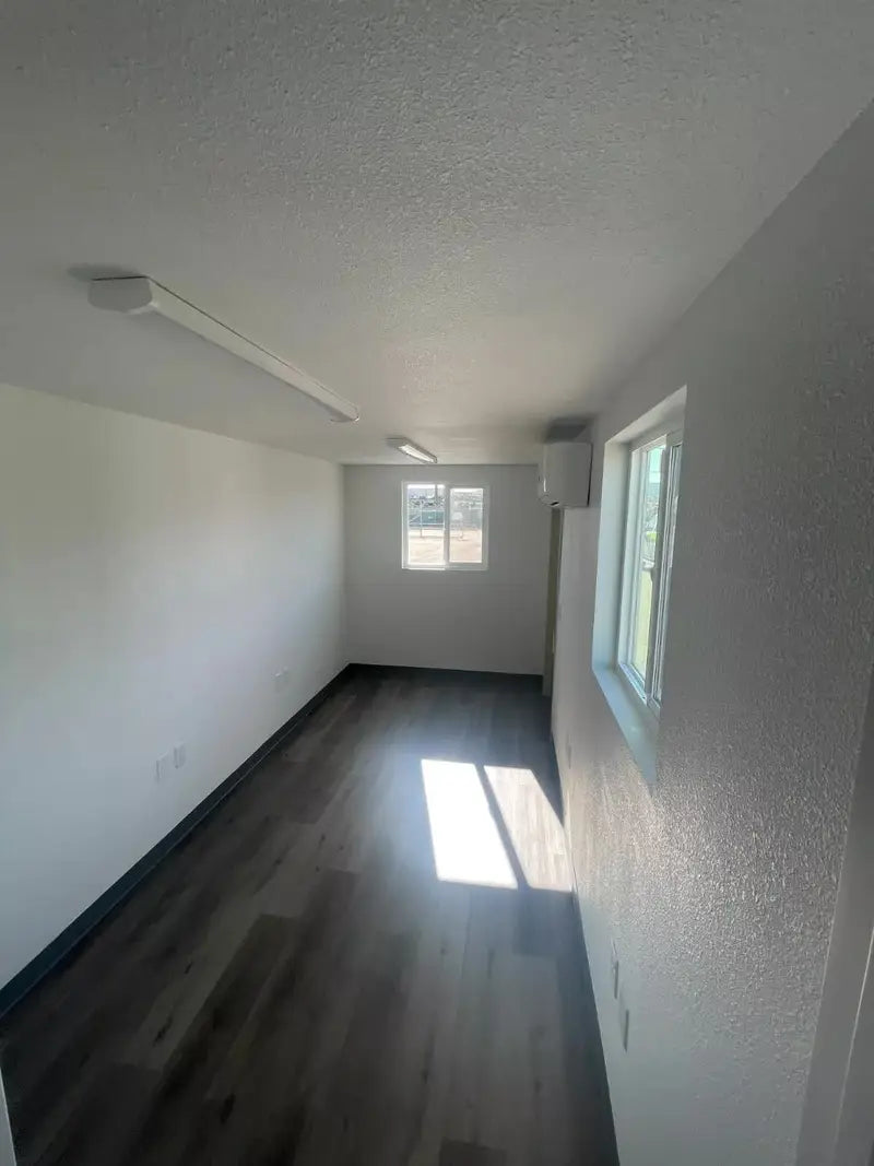 Contentor marítimo transformado em escritório de 6 metros